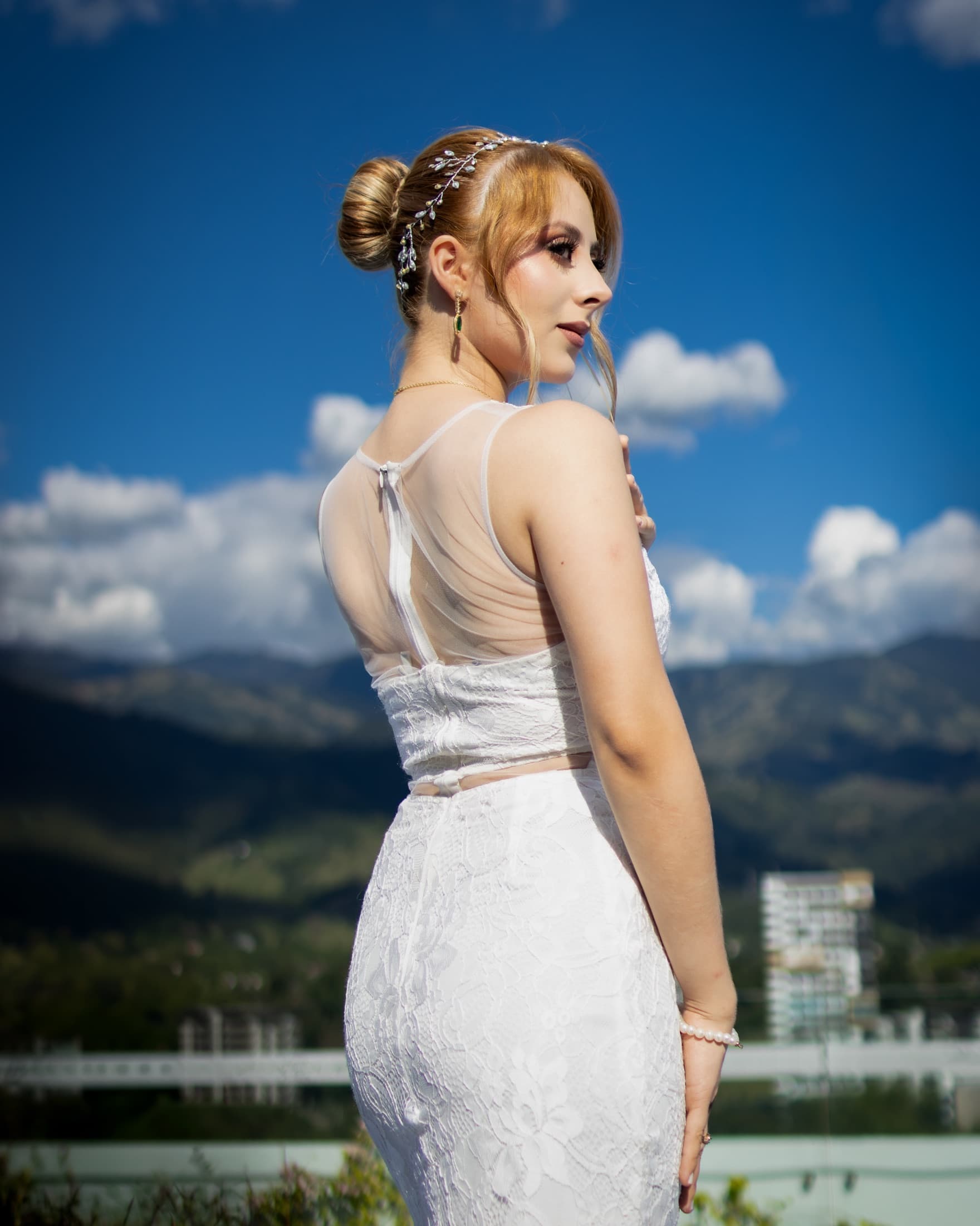 Novia frente a la ciudad, boda real fotografiada por Velozza