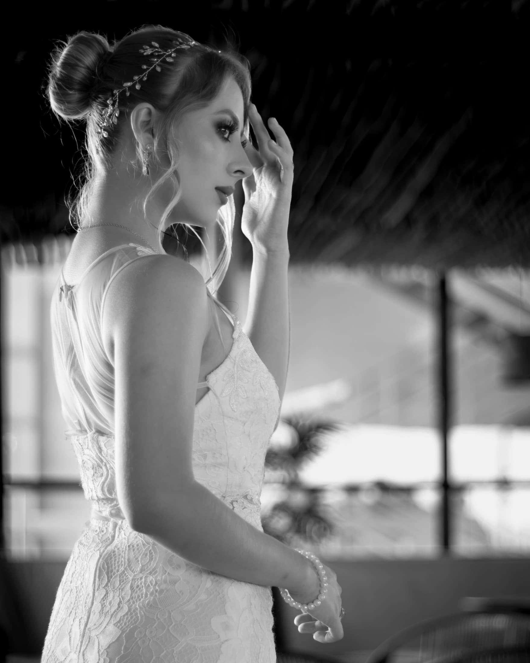 Retrato emotivo en blanco y negro de una novia, boda real de Velozza