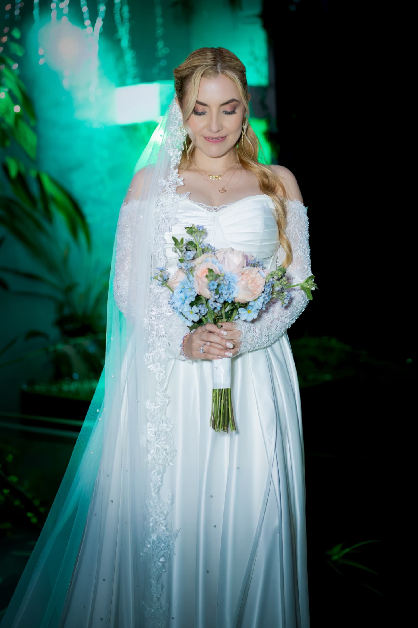 Retrato cálido de la novia en un interior con luz natural