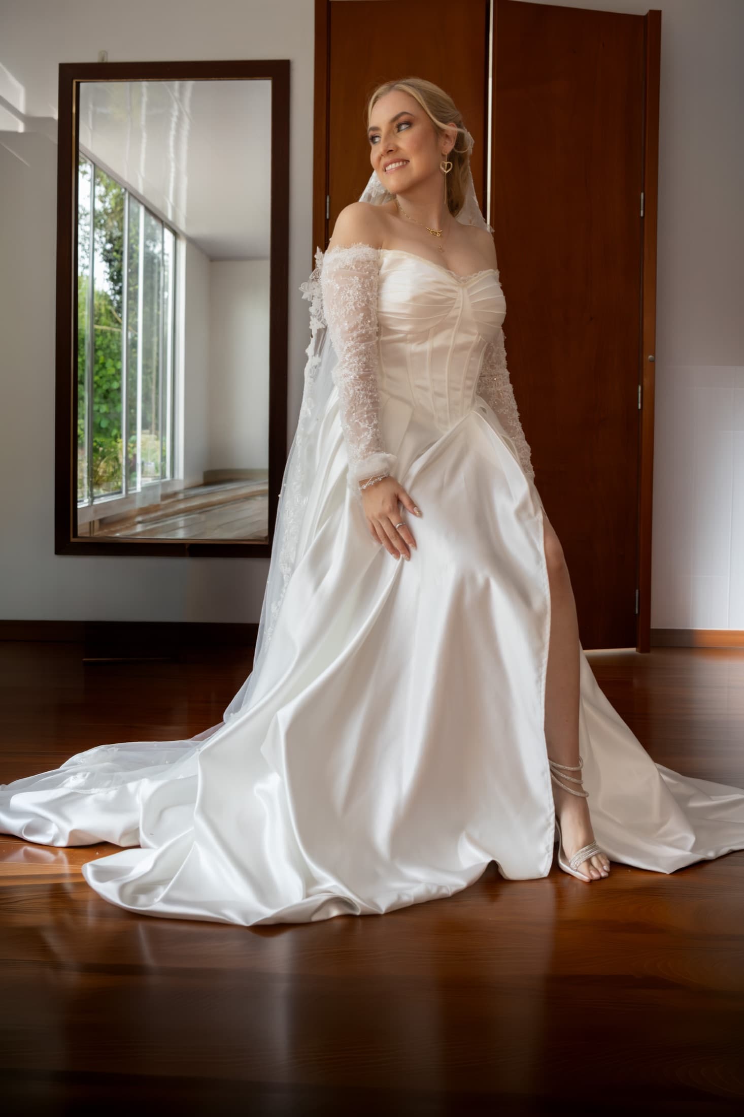 Novia sonriendo durante los preparativos frente a un espejo