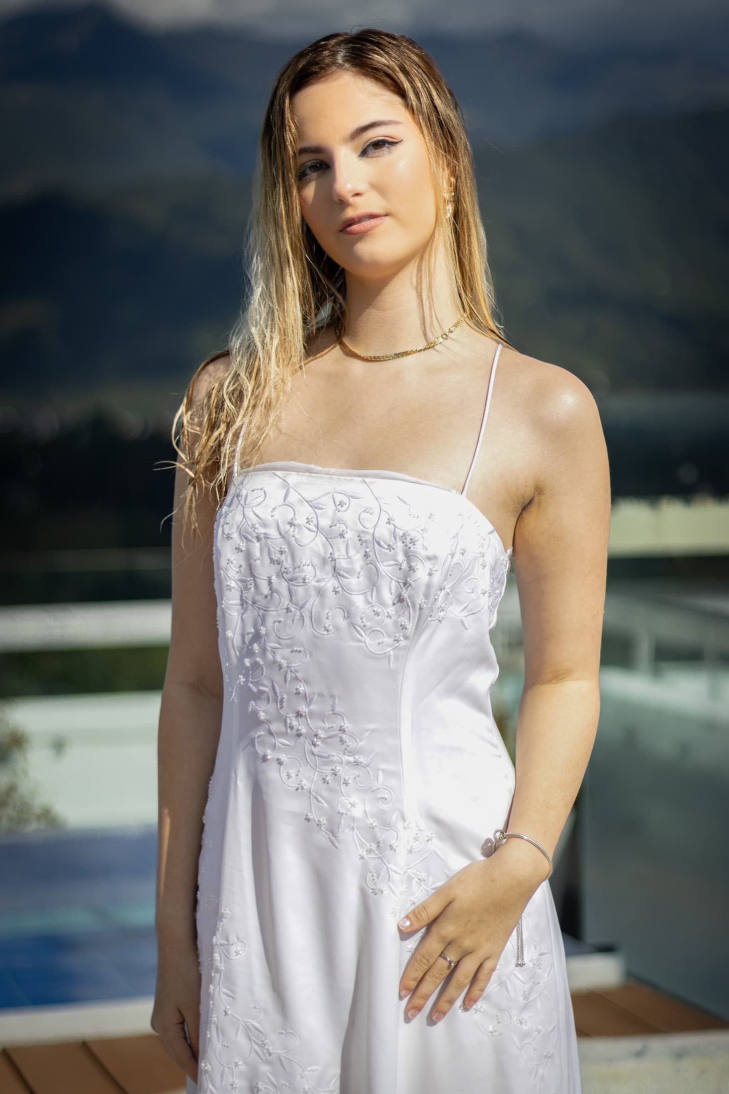 Retrato de novia con vestido blanco y vista a las montañas