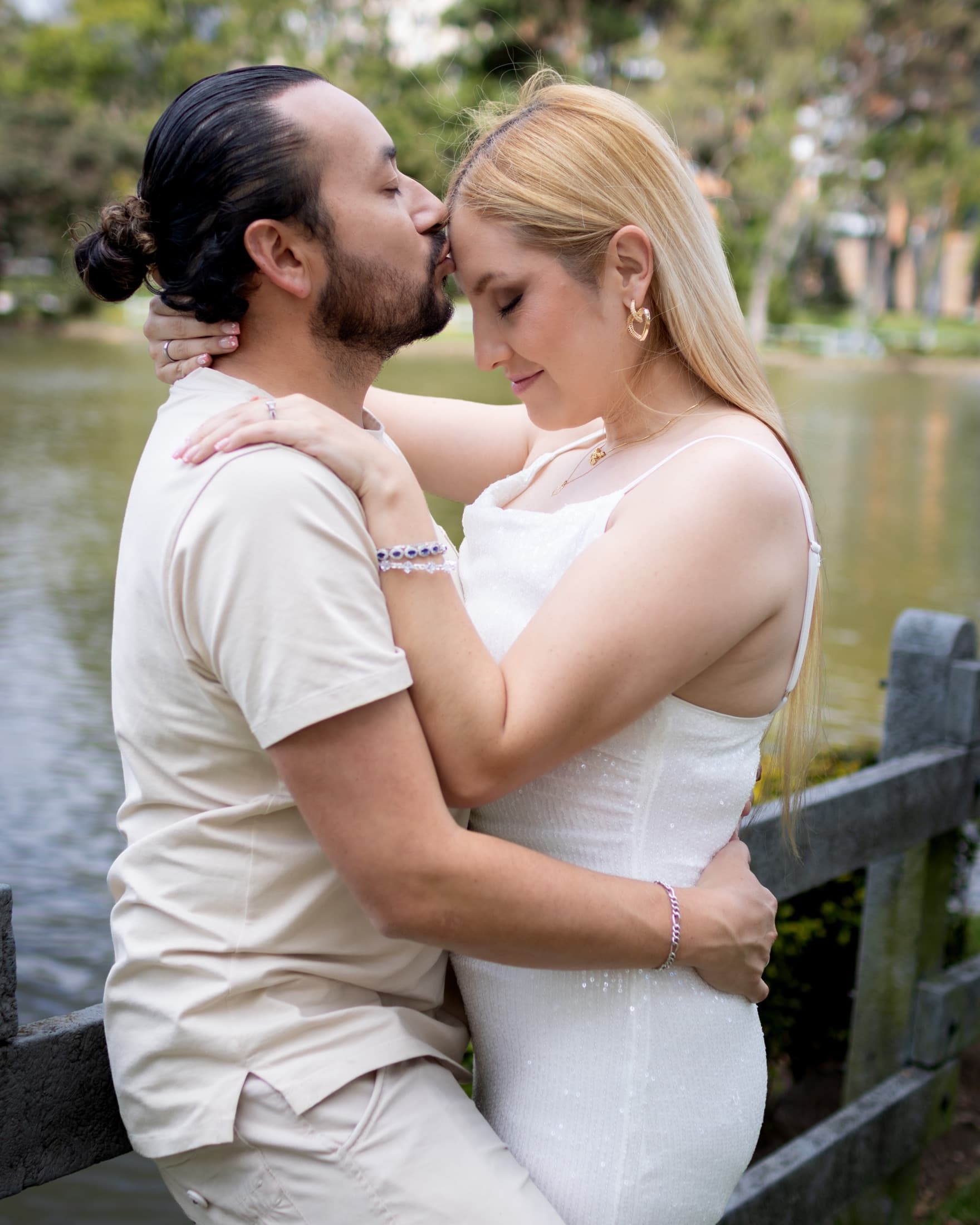 Novios celebrando durante la recepción nocturna