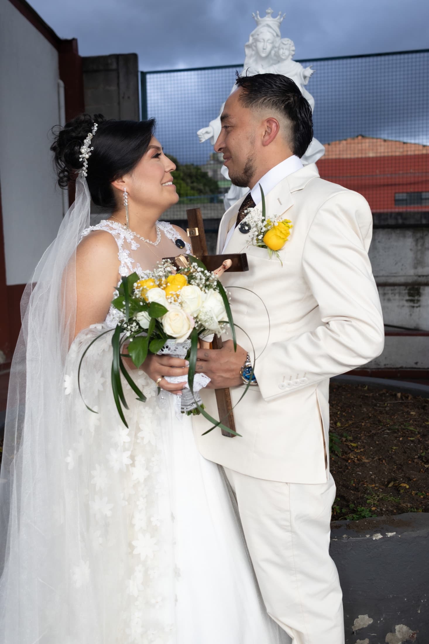 Novios en el altar rodeados de flores blancas durante la ceremonia