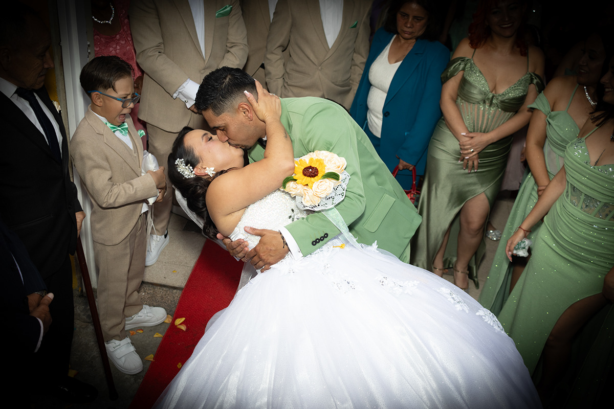 Beso de salida de los novios al final de la ceremonia