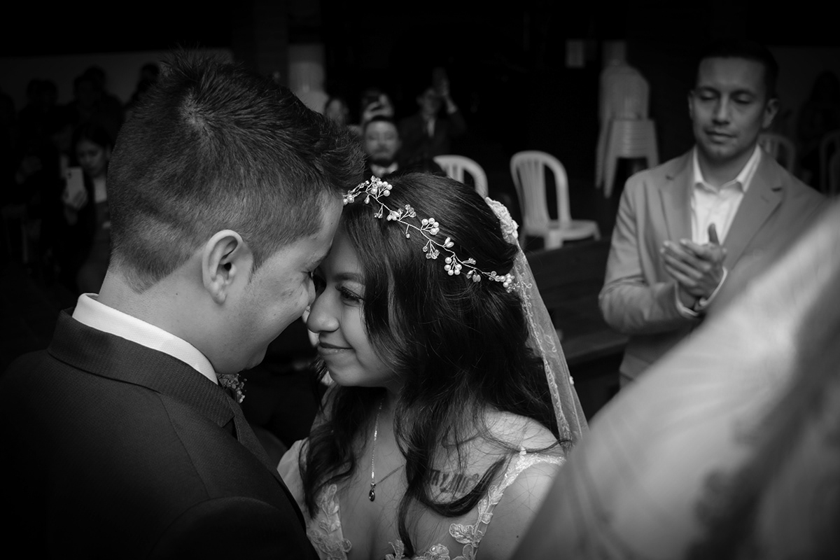Momento de complicidad de los novios durante la boda