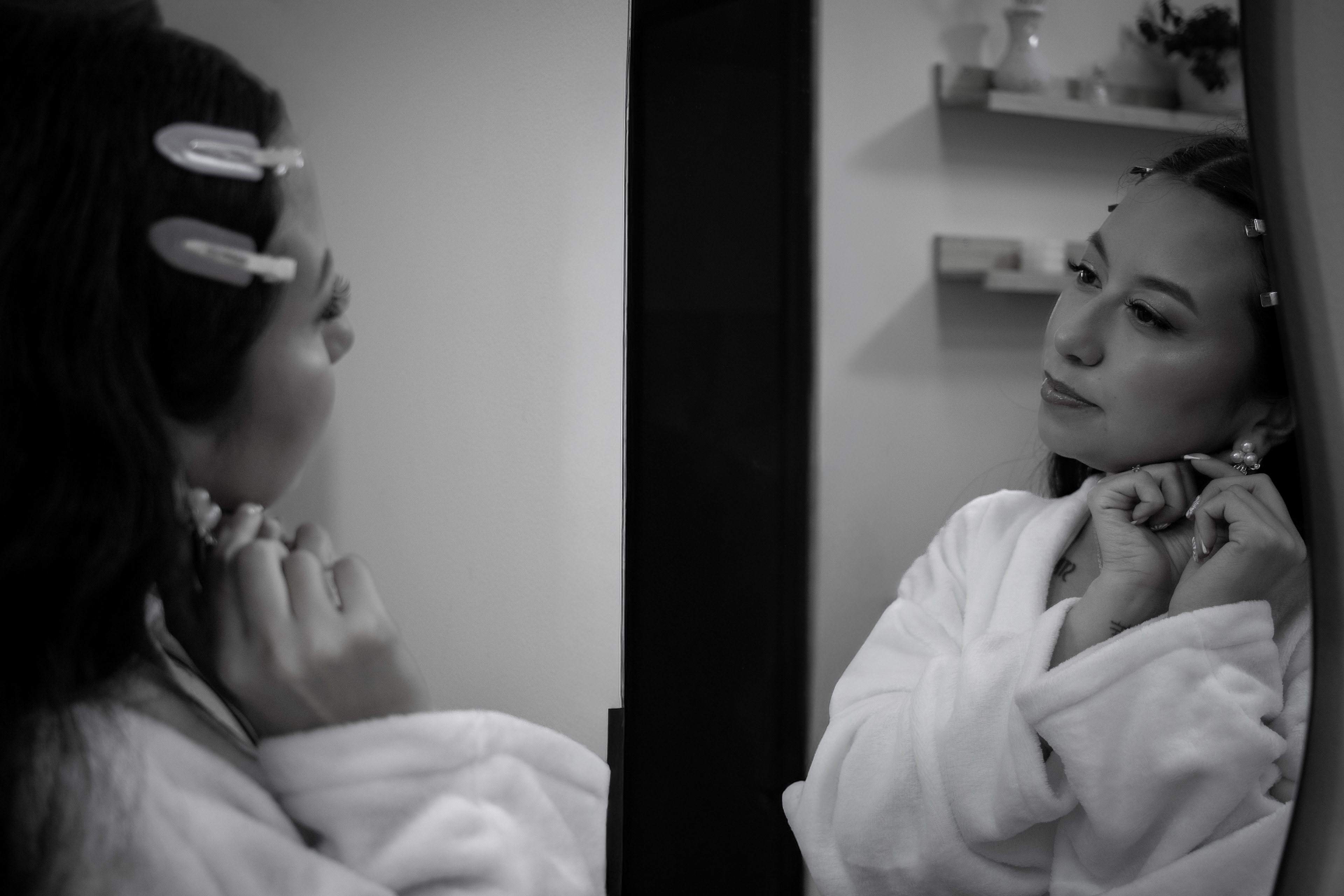 Novia preparándose frente al espejo antes de la ceremonia