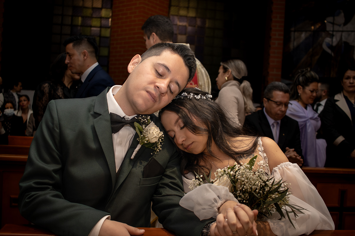 Retrato de pareja en iglesia durante la ceremonia