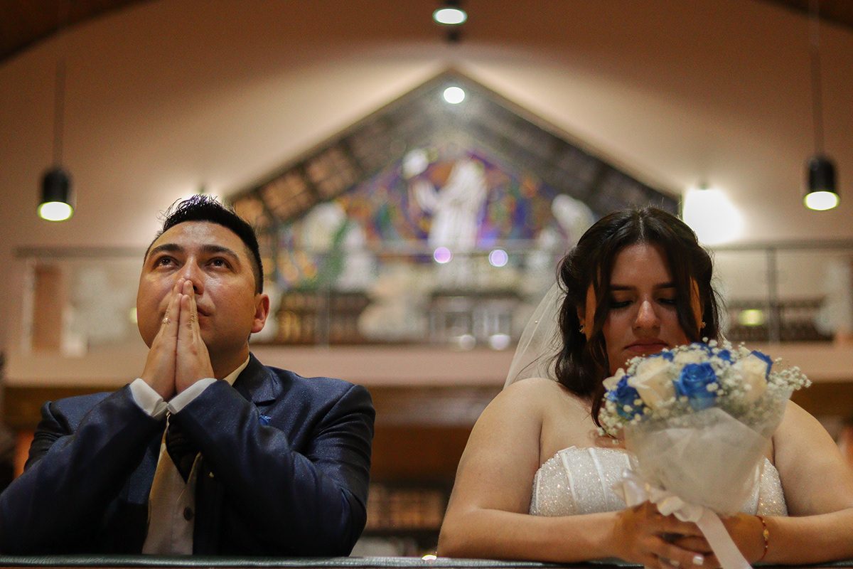 Novios en oración durante la ceremonia religiosa