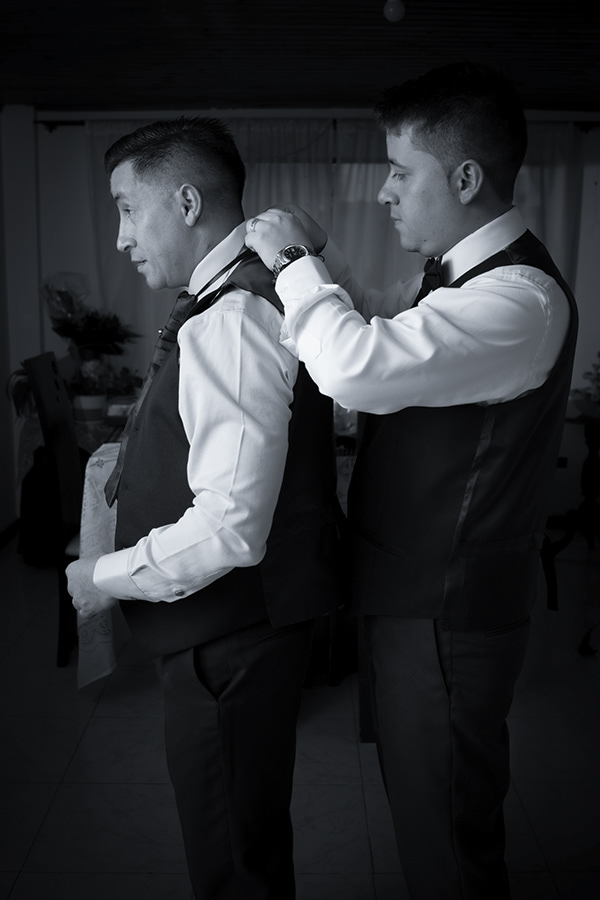 Preparativos del novio en blanco y negro