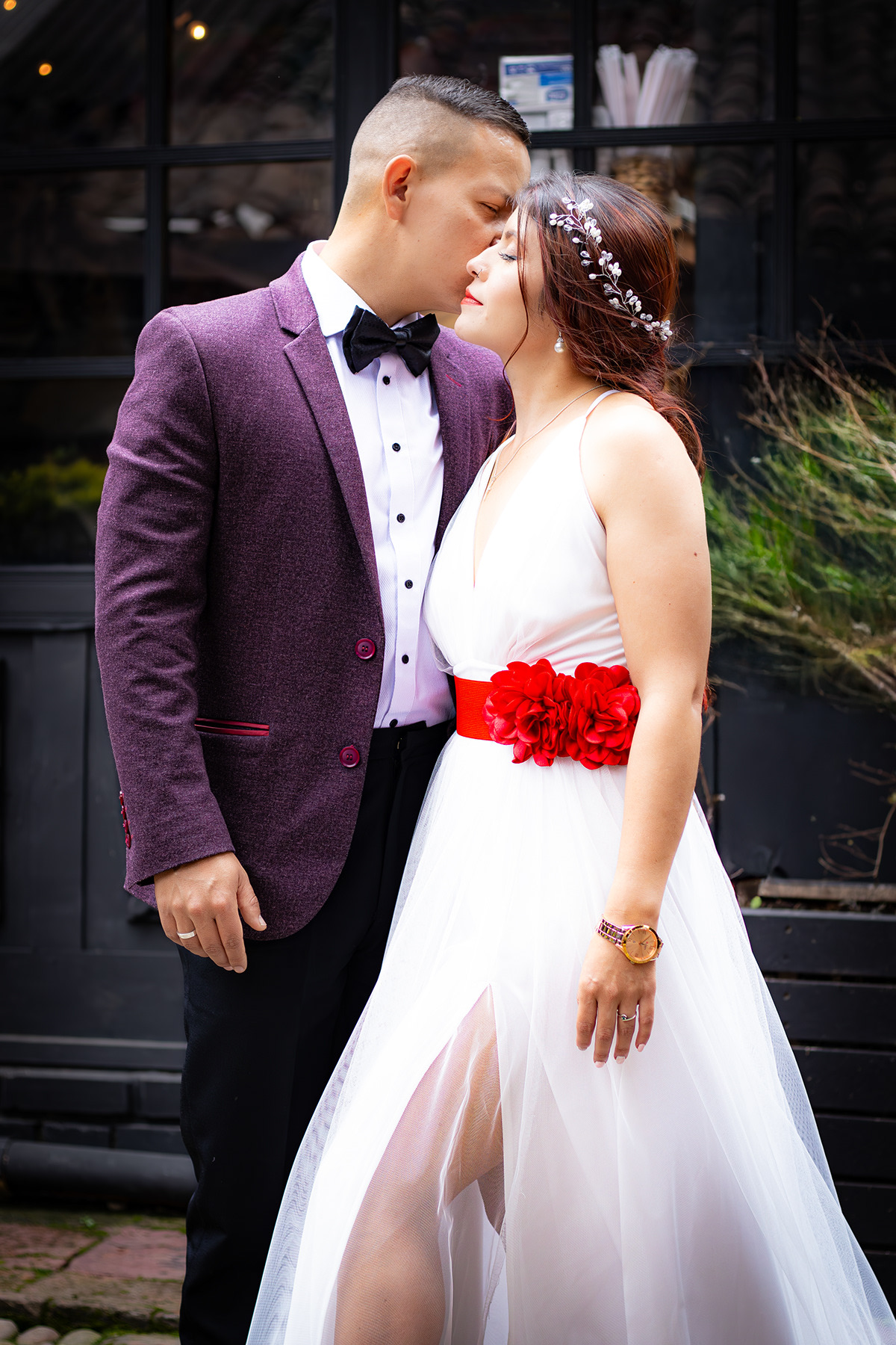 Pareja de novios en un instante narrativo, destacado del portafolio Velozza