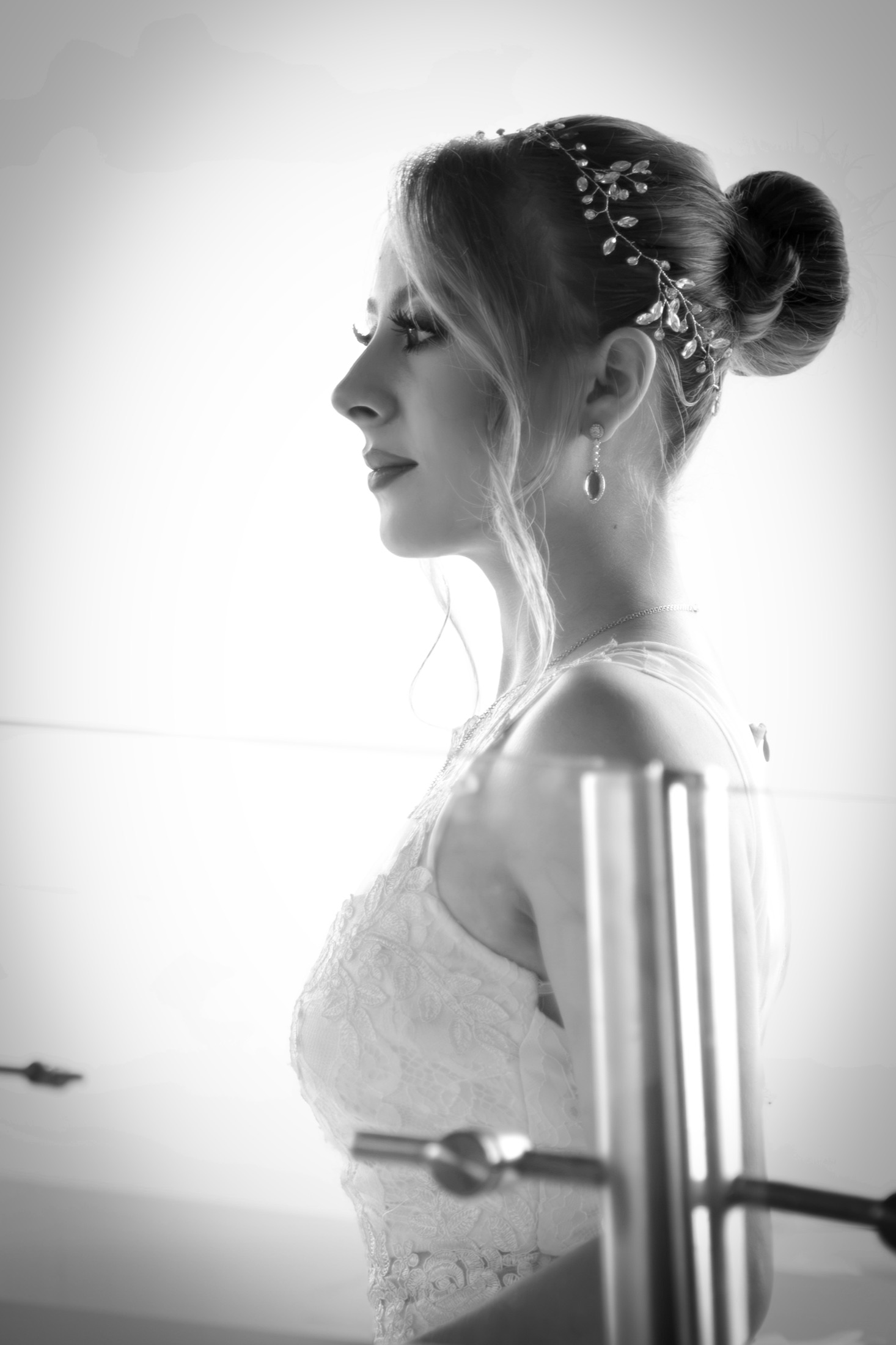Retrato de perfil de la novia en blanco y negro con tocado de cristales